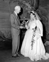 KATHARINE HEPBURN 1951 Recibiendo un premio Totem Pole