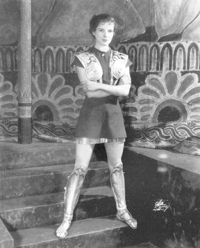 KATHARINE HEPBURN 1932 en la obra de teatro The Warrior's Husband 002