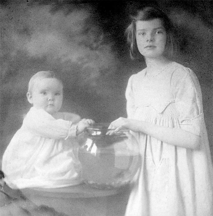 KATHARINE HEPBURN 1907 con su hermana Marion
